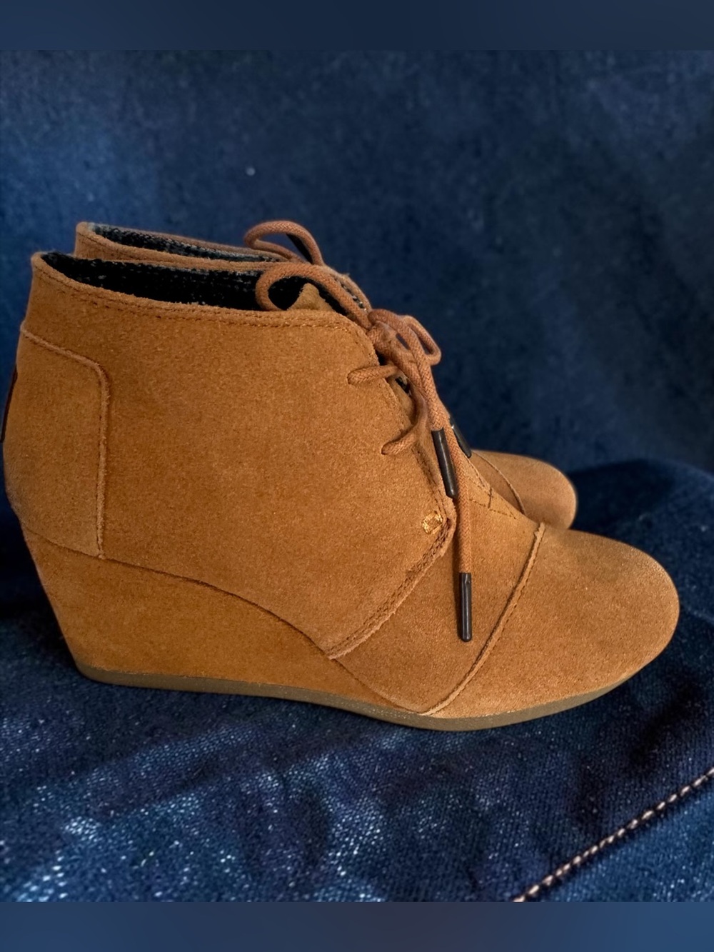 TOMS Desert Wedge Booties Tan Camel Suede Lace Up Heel 7W